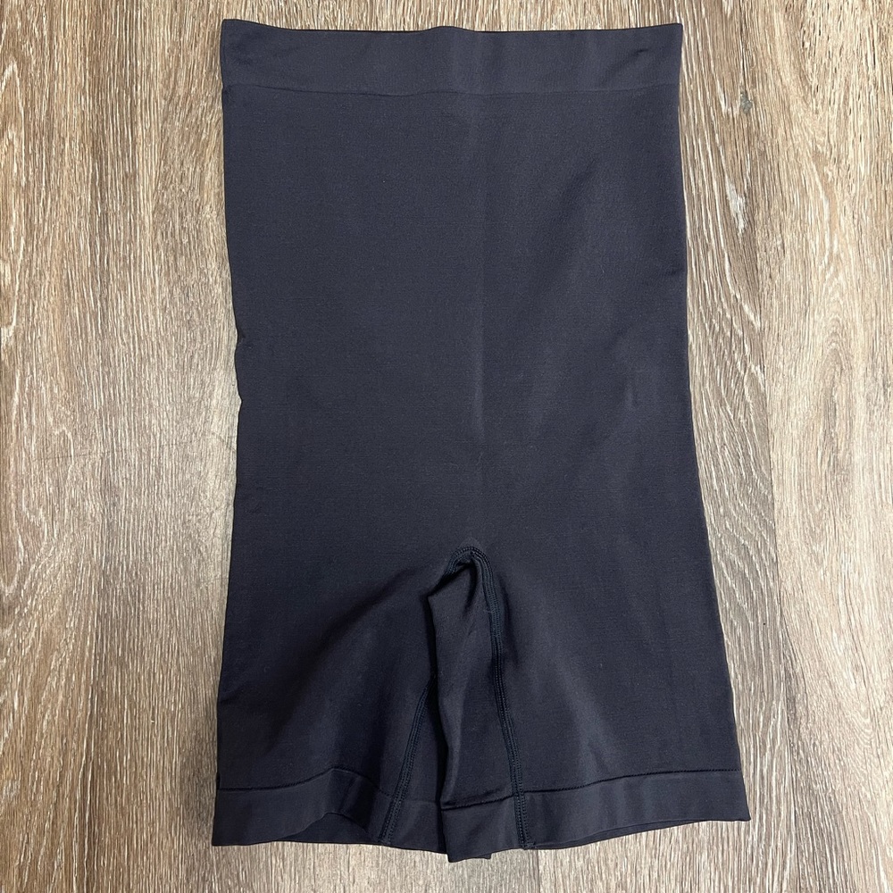 New never worn size medium SKIMS black shorts.  No tag, but from Nordstrom.